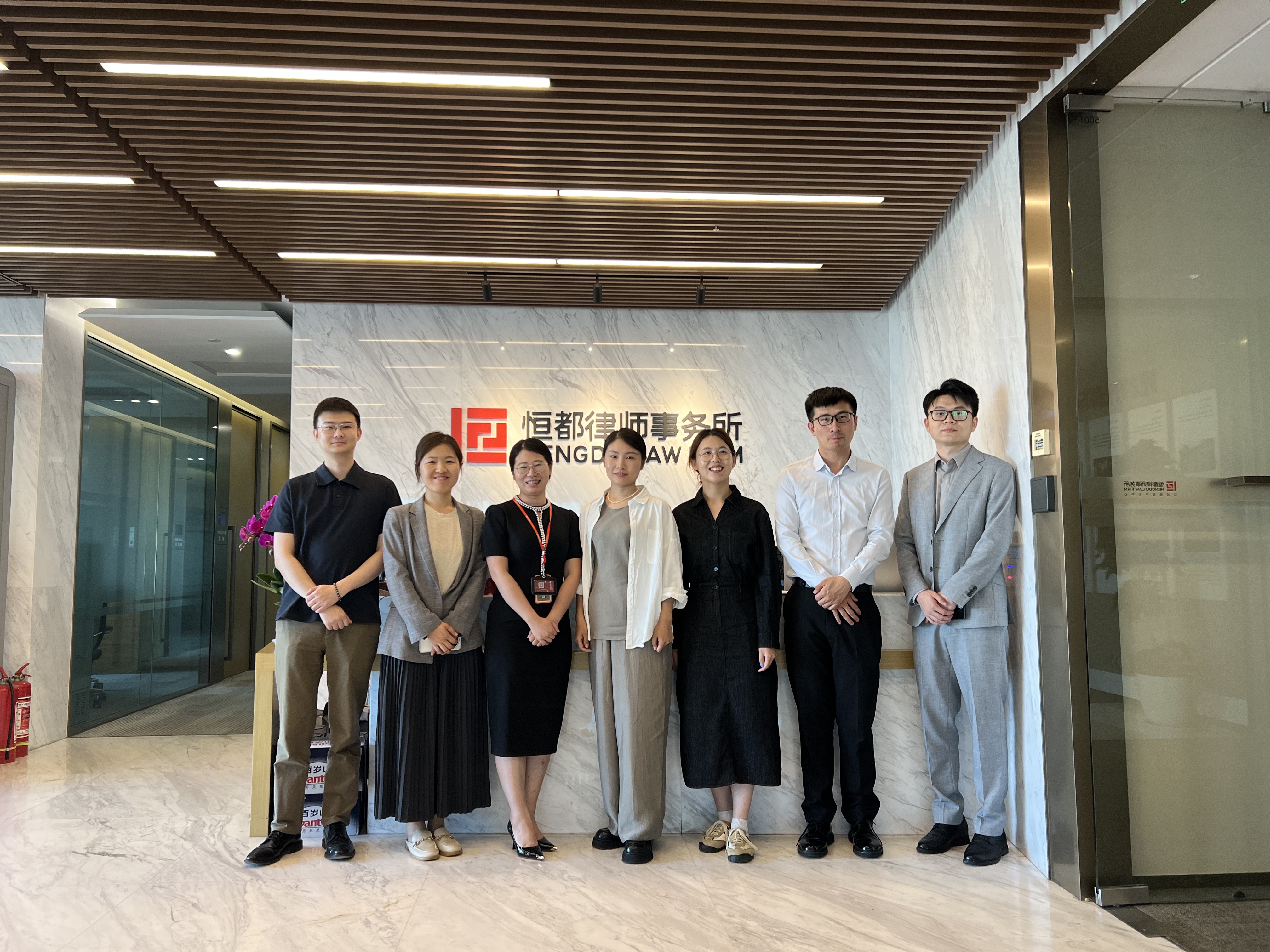 1781160590502959.jpg 主讲人在前台合影.jpg