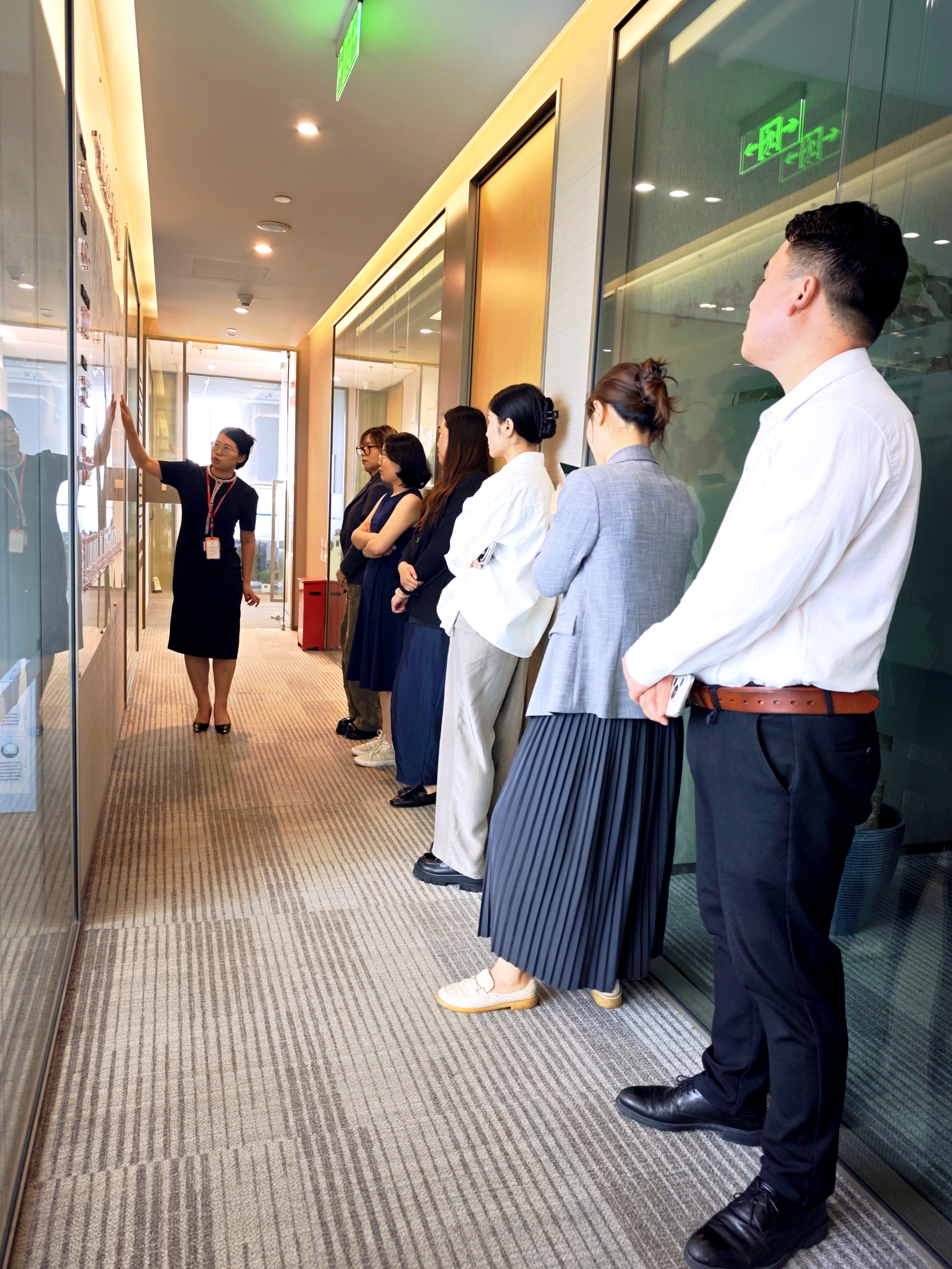 1781160607413264.jpg 肖畅律师向参会律师介绍恒都发展历程和商业版图.jpg